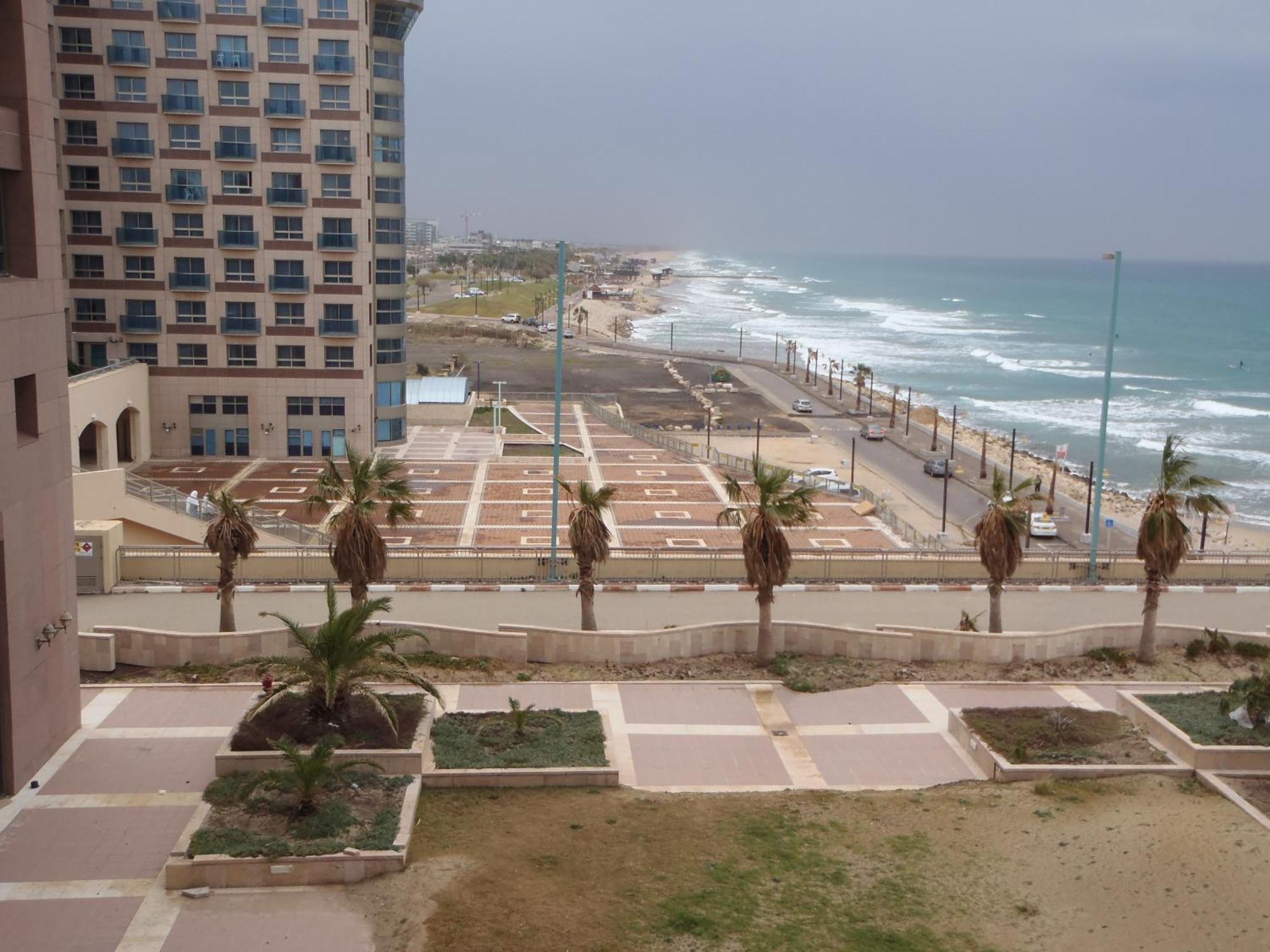Beach Apartments Хайфа Екстериор снимка